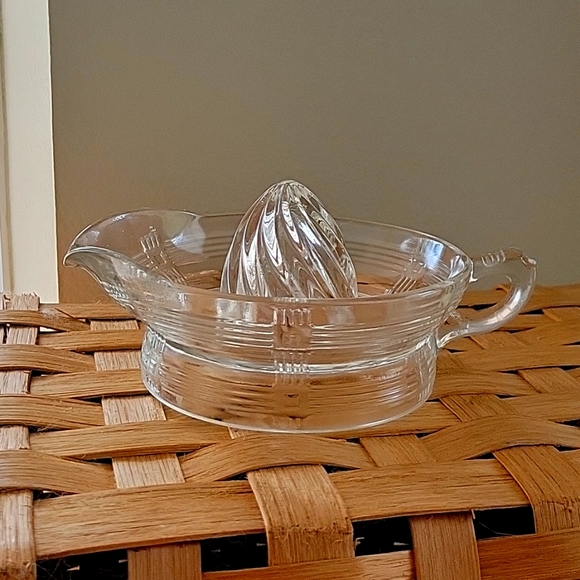 VTG HAZEL ATLAS GLASS JUICER/REAMER SWIRL ART DECO HANDLE SPOUT CRISS CROSS - Picture 1 of 5